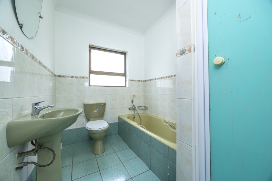 7 Bedroom Property for Sale in Plattekloof Western Cape